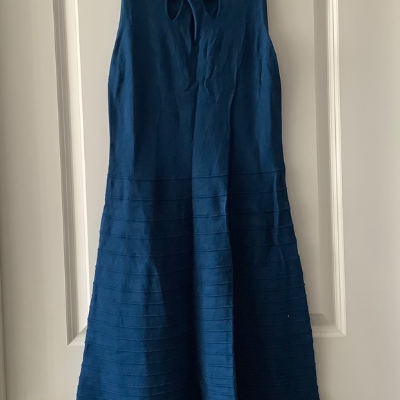 Cleo sleeveless midi dress with a textured pattern. - Picture 3 of 5